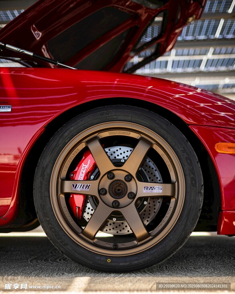 红色跑车酷炫轮毂特写