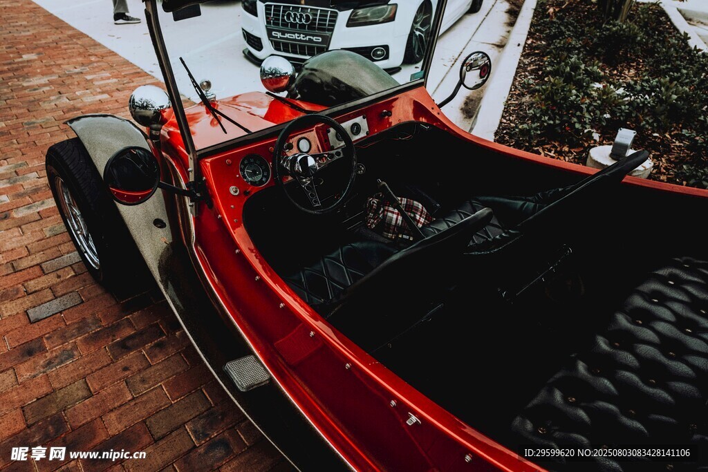 复古红色敞篷老爷车