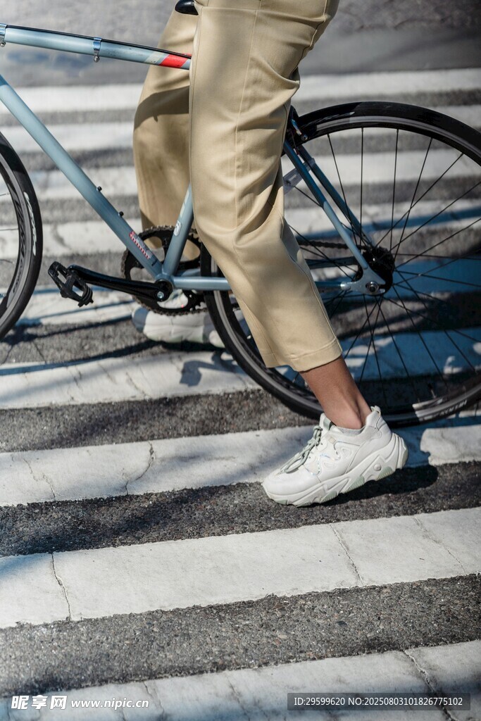 行人骑车通过斑马线