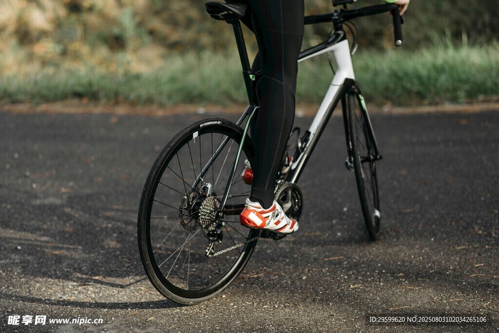 骑行者脚踏自行车特写