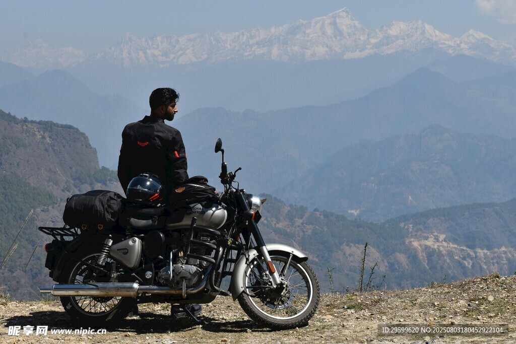 骑士于山间摩托车前的眺望