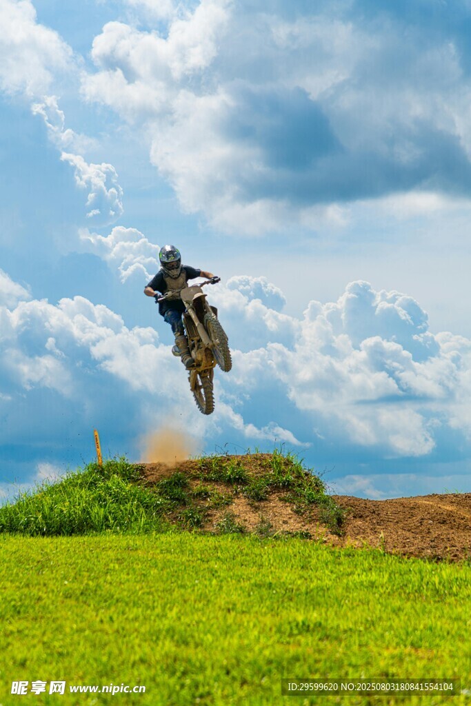 摩托飞跃绿野蓝天