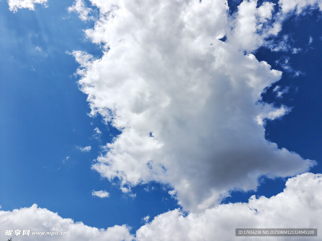 蓝天中的蓬松白云