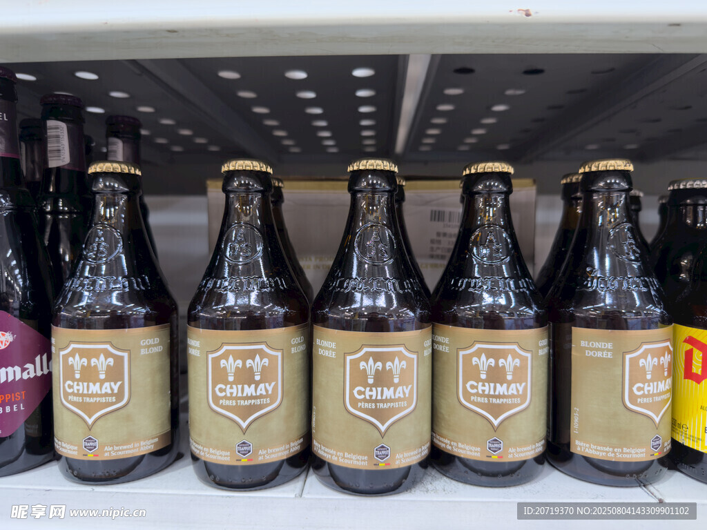 冷藏架上的多样瓶装啤酒