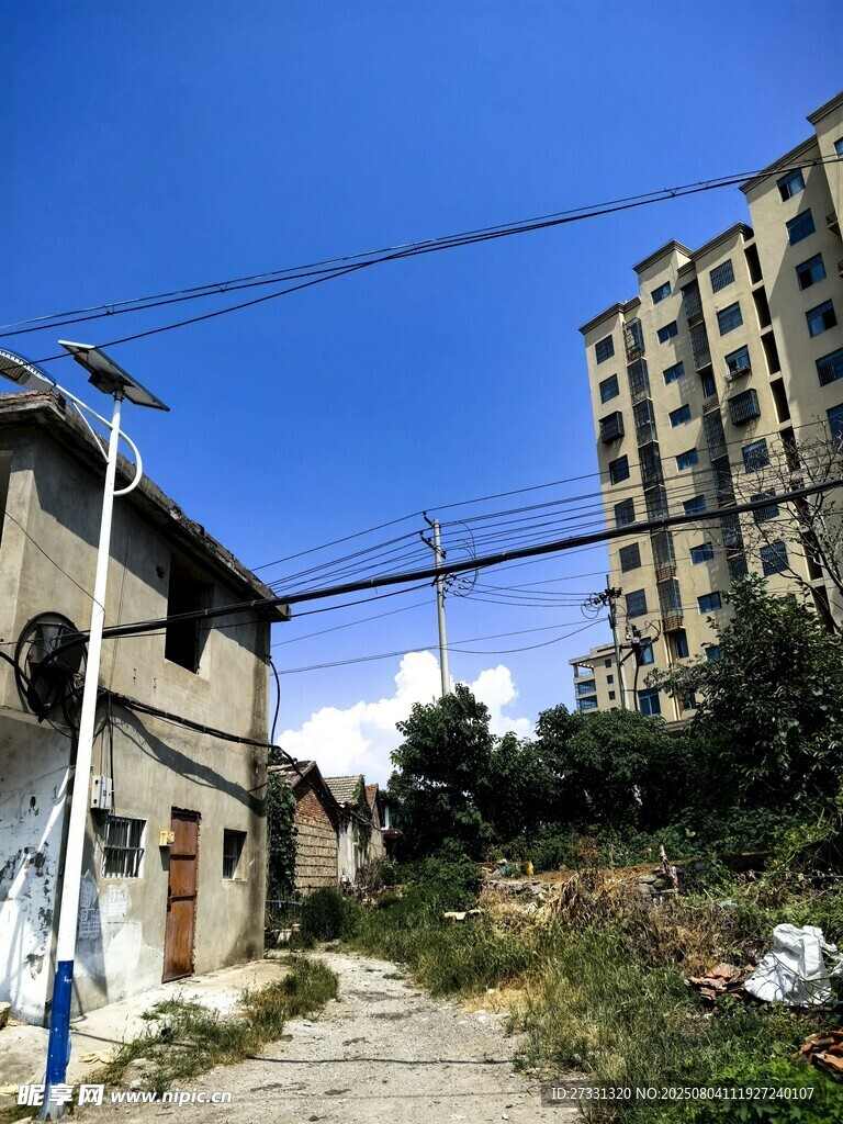 老旧房屋与新建高楼对比