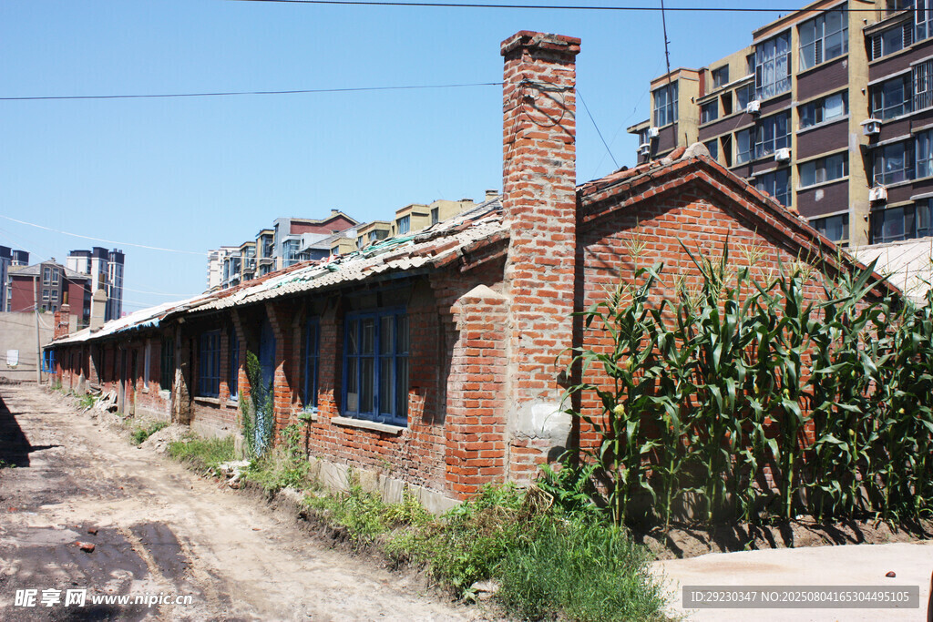 老旧红砖房景象