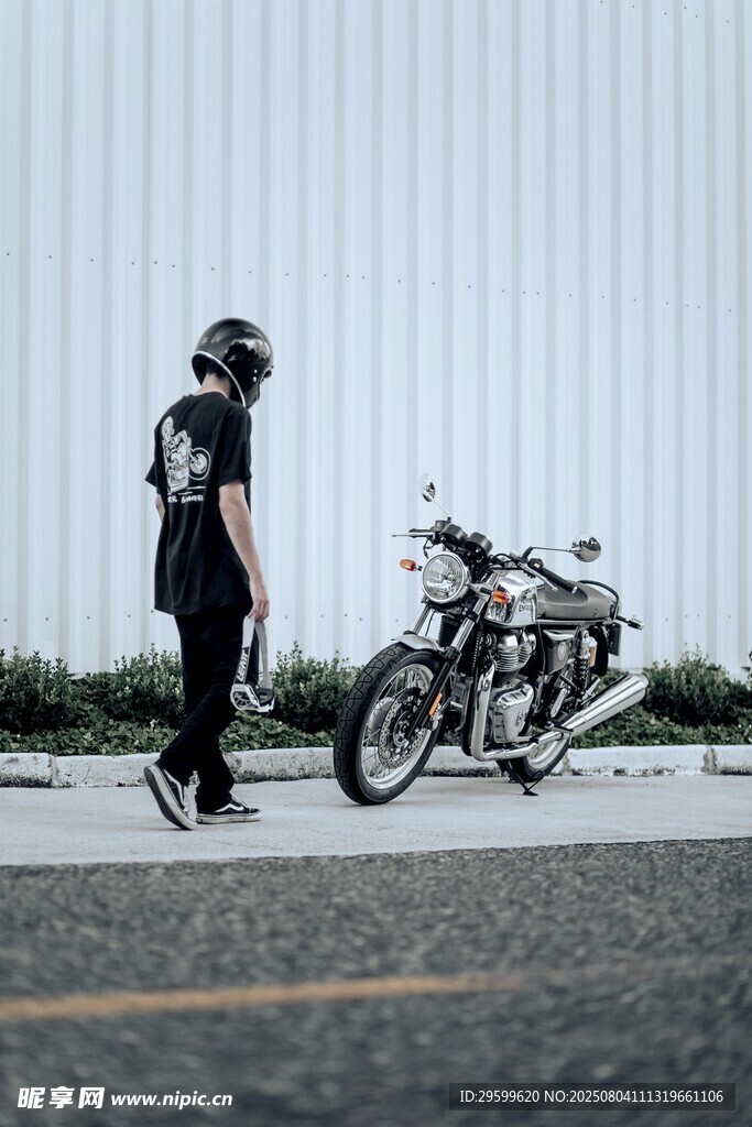 男子与复古摩托车的酷帅瞬间