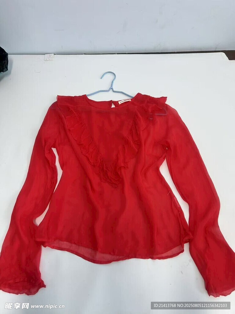 红色长袖上衣展示