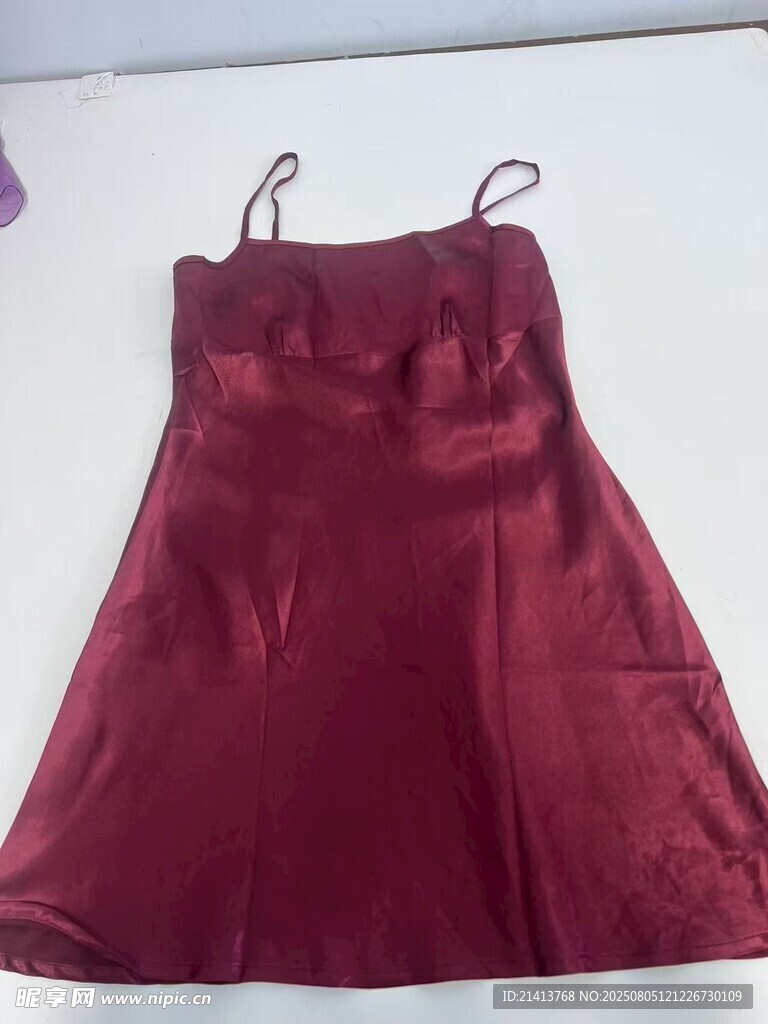 酒红色吊带短裙展示