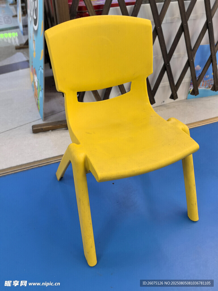 黄色塑料椅