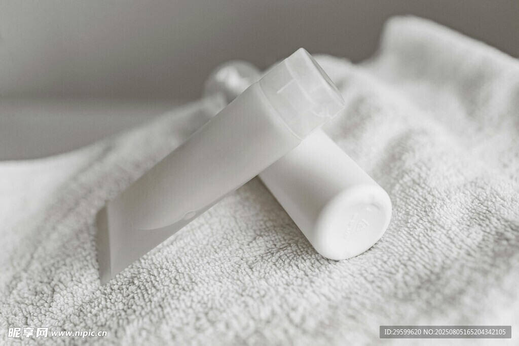 白色管状物品置于毛巾上