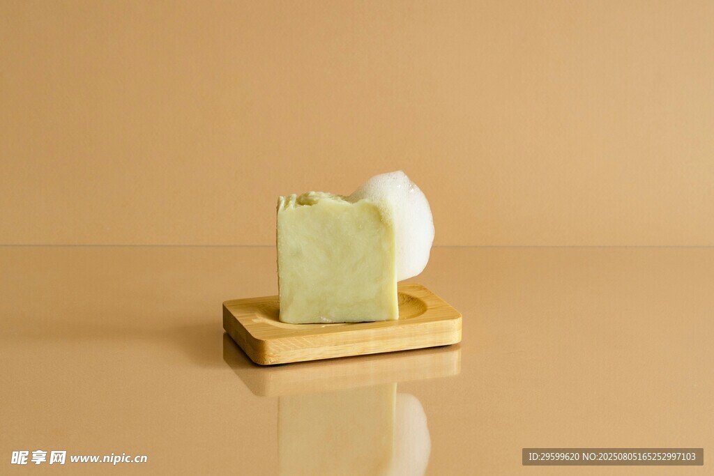 木质架上的绿色肥皂与皂托
