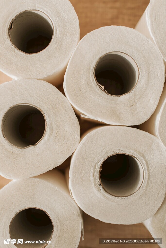 多卷白色卫生纸堆叠