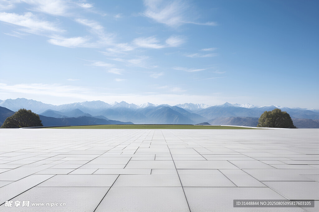 空旷广场与远山蓝天美景