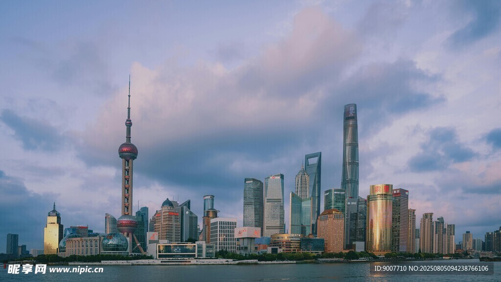 上海外滩繁华天际线