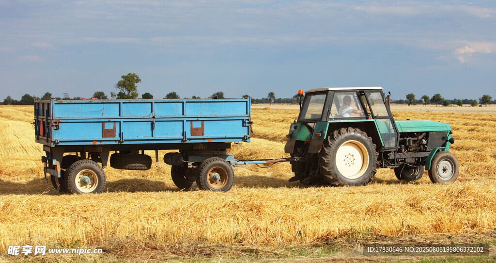田野中的拖拉机与拖车