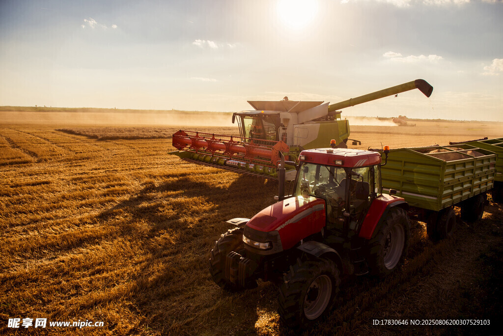 田野上的农机秋收景象