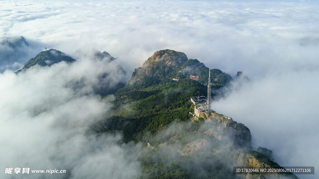 云海中的巍峨山峰