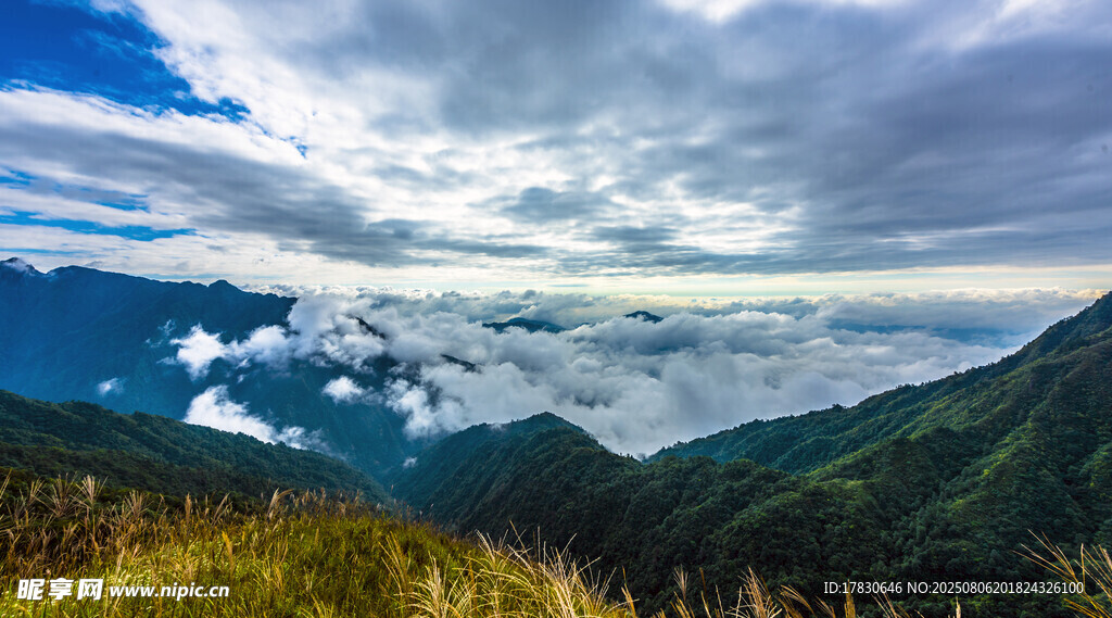 山间云海美景壮丽如画