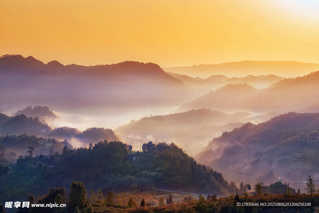 日出下的壮丽山峦景观