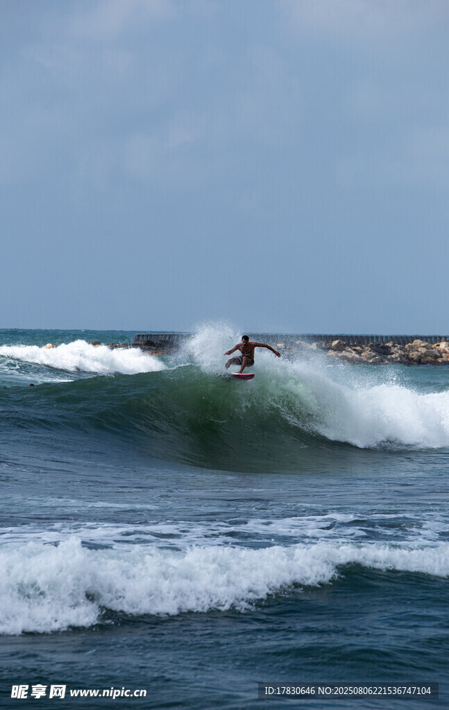 海上冲浪者乘风破浪
