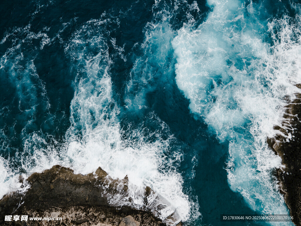 汹涌海浪拍打岸边礁石