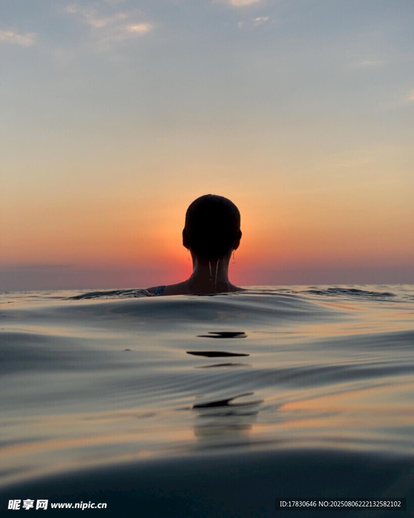 夕阳下水中的孤独身影