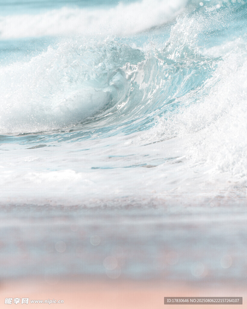 海浪拍打沙滩的美丽瞬间