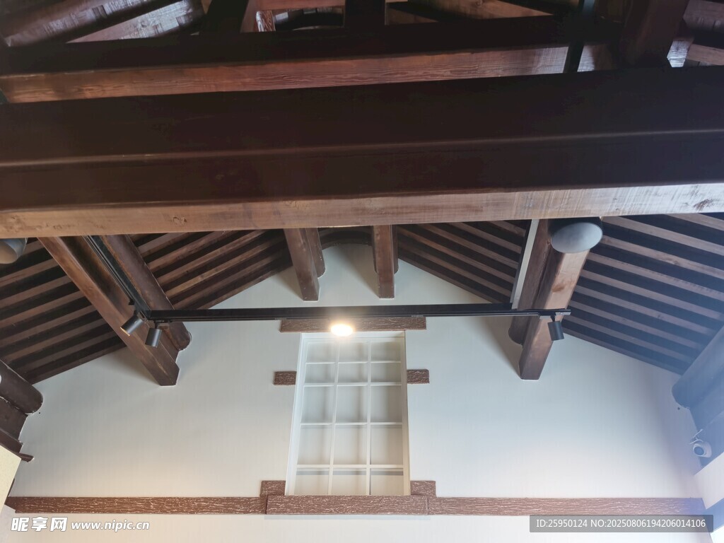 中式传统木构建筑内部