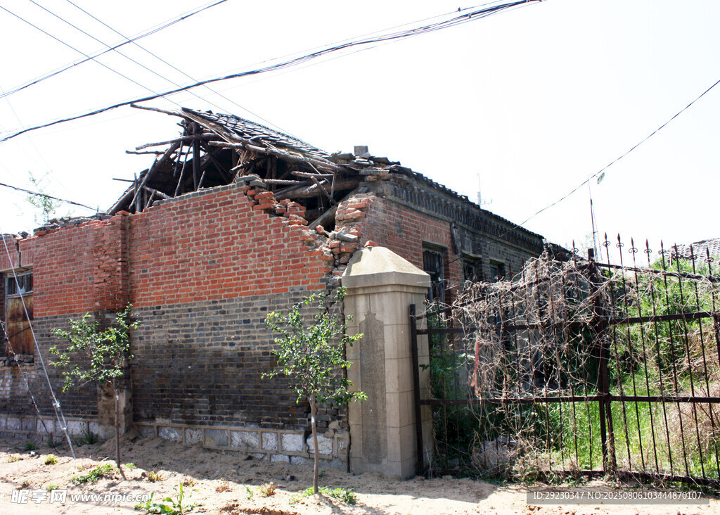 破旧砖墙旁的废弃房屋