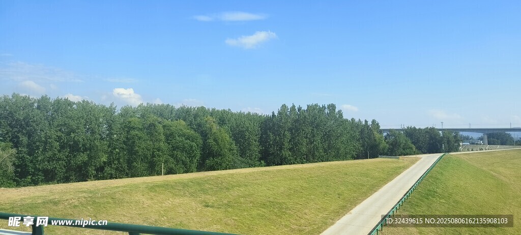 草原上的蜿蜒小路