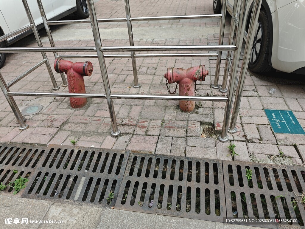 人行道上的红色消防栓设施