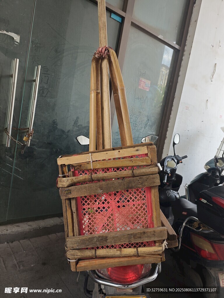 老式木制画架靠于墙边