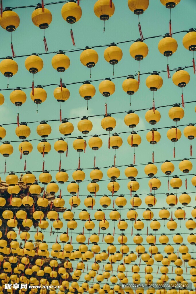黄色灯笼串成的美丽景观