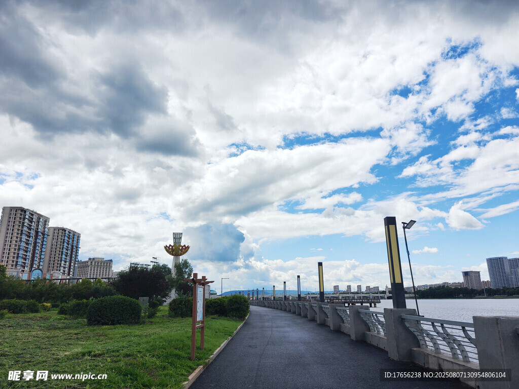 城市河畔风景