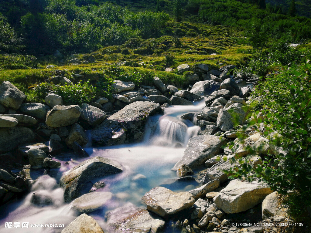 山间溪流潺潺过石景