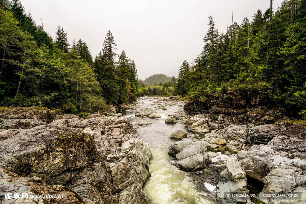 山间湍急溪流穿岩石