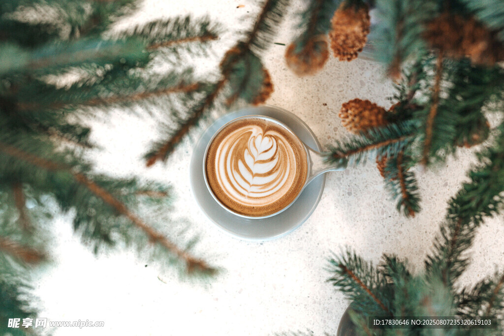 冬日雪景中的拿铁咖啡