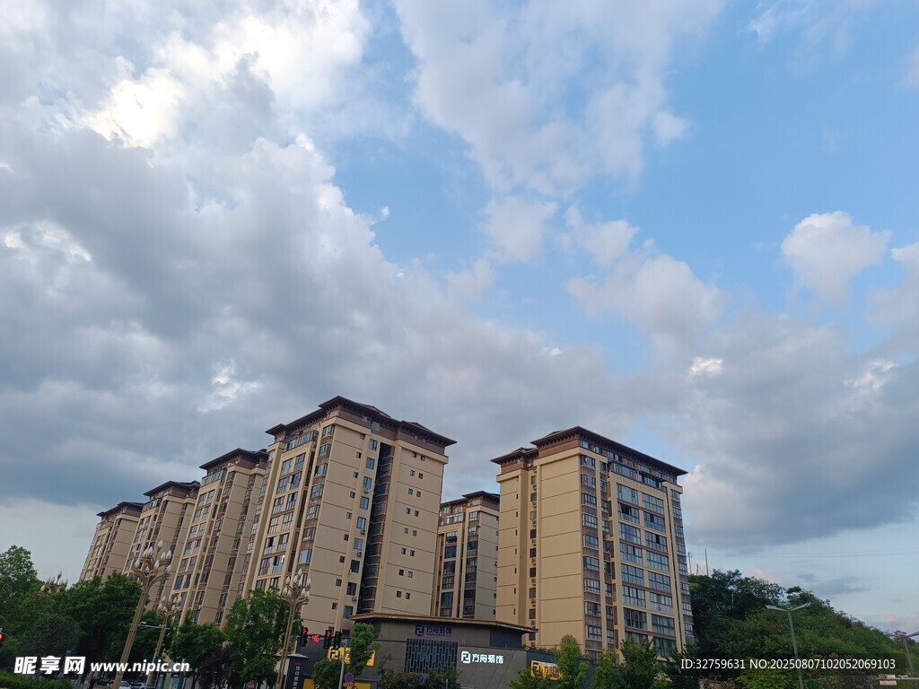 蓝天白云下的高层住宅楼