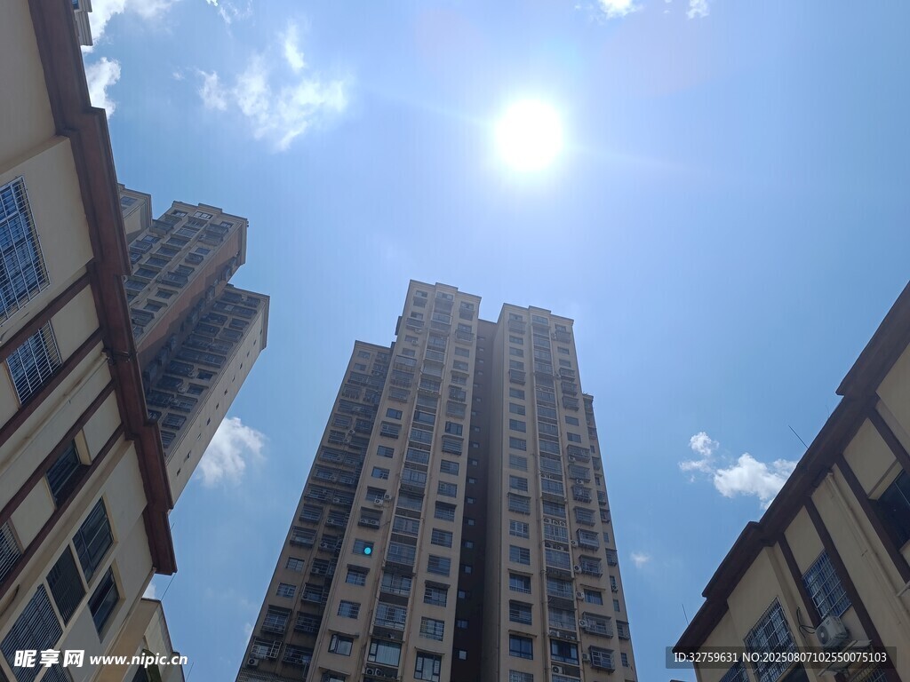 仰视高楼与晴朗天空