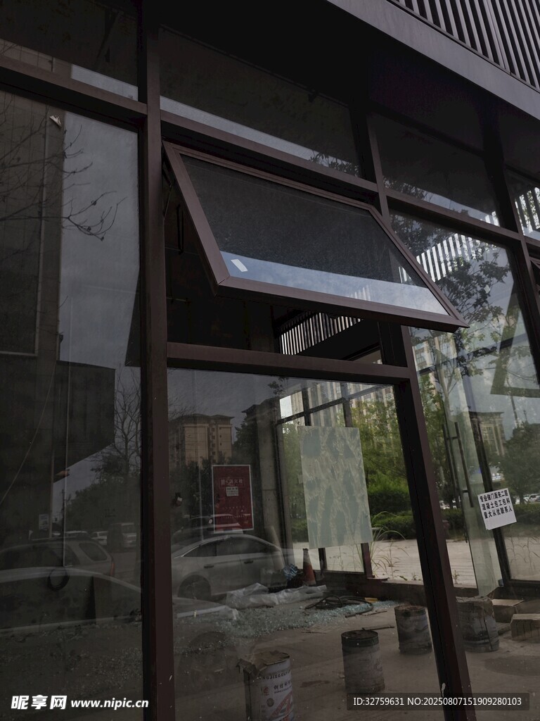 现代玻璃建筑外观