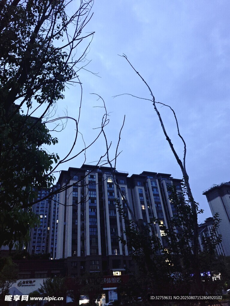 夜幕下的城市建筑景观