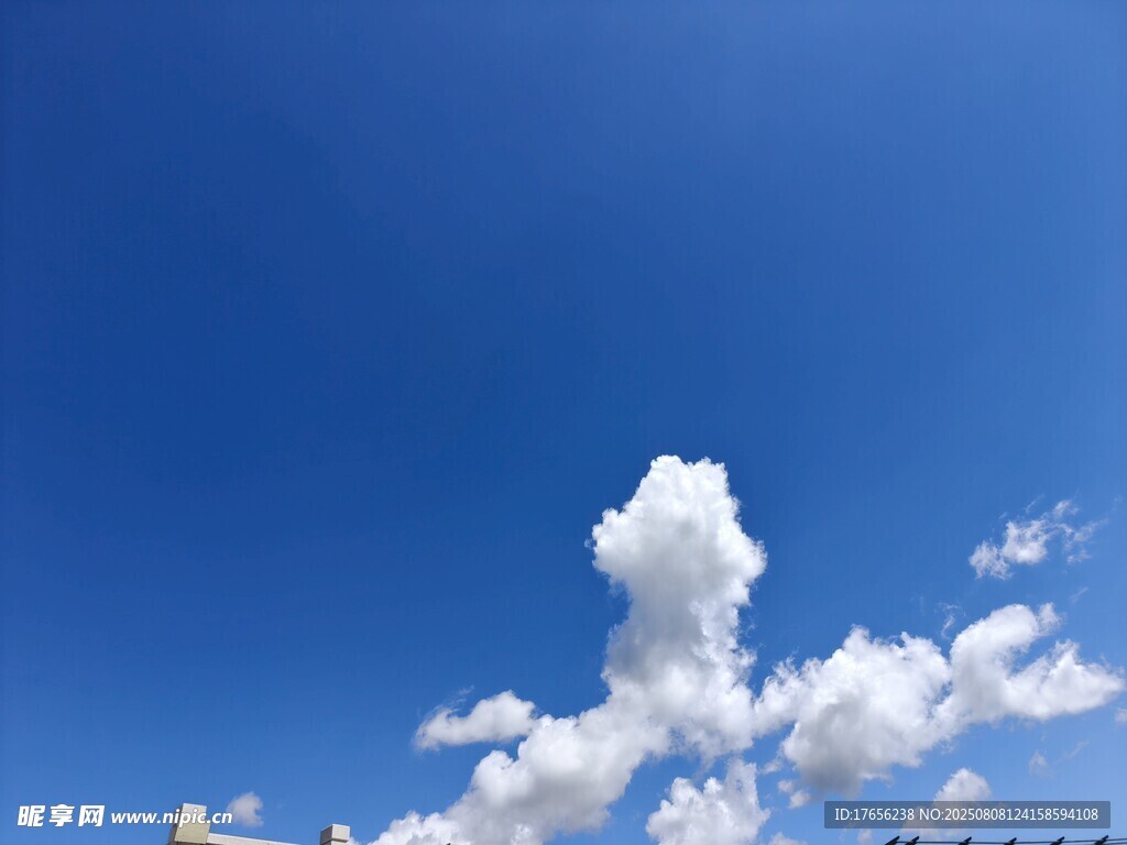 蓝天中的蓬松白云