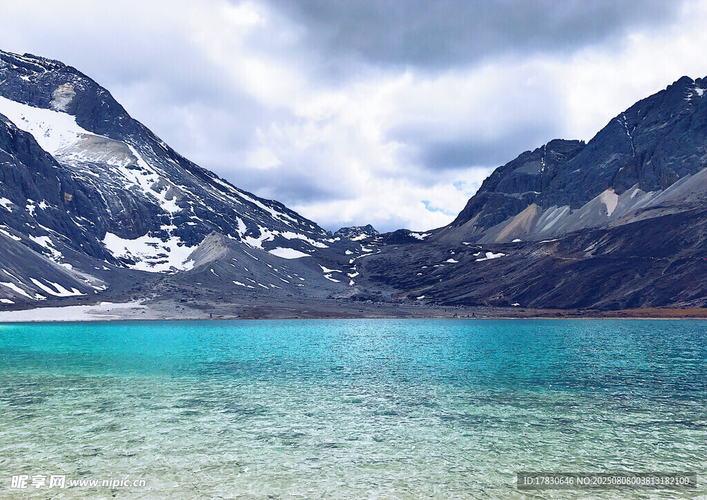 壮丽高山下的碧蓝湖水