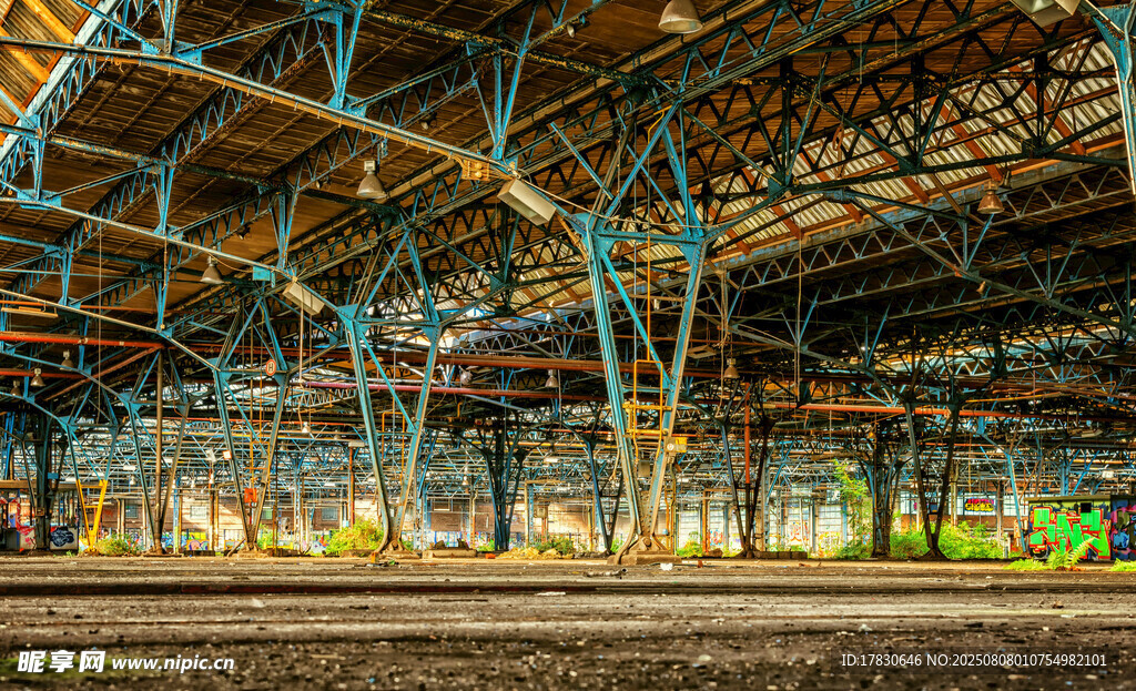 废弃工厂内部钢架结构景观