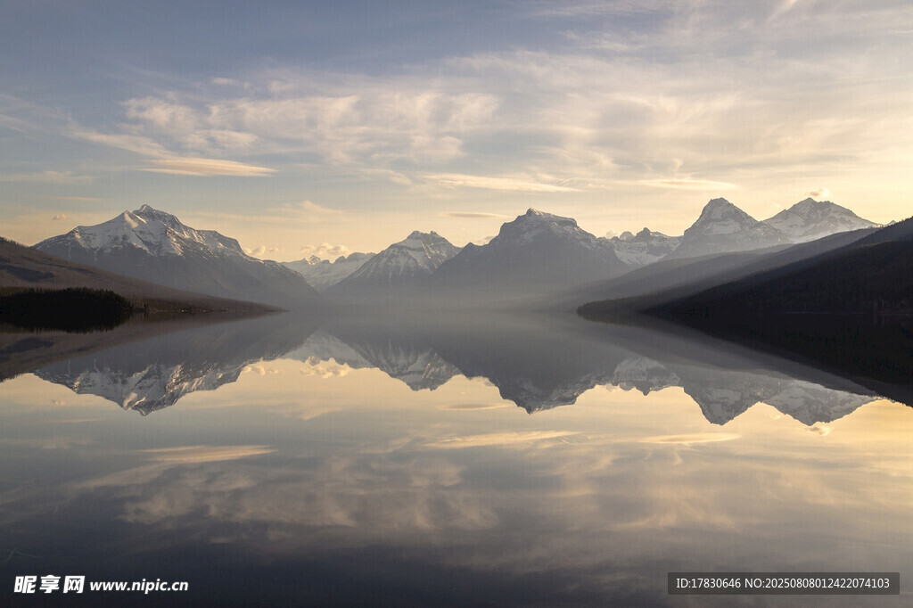 湖光山色中的绝美倒影
