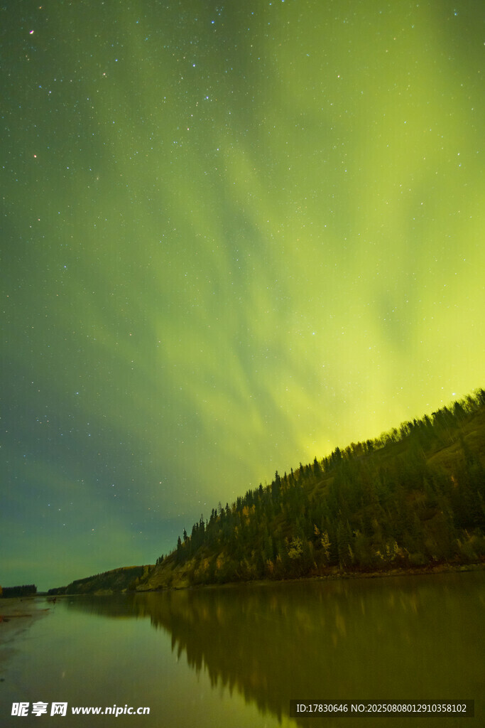湖畔上空的梦幻绿色极光