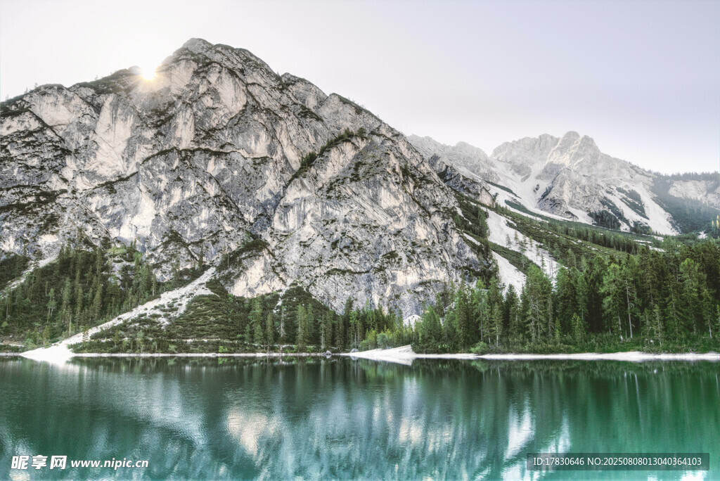 秀丽山水间的宁静湖泊