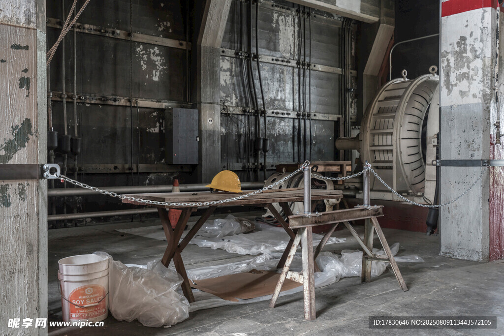 老旧工坊内的传统劳作工具