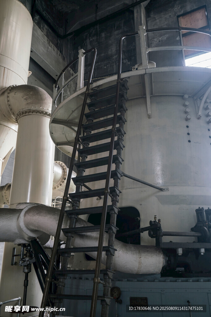 工厂内部大型设备与爬梯